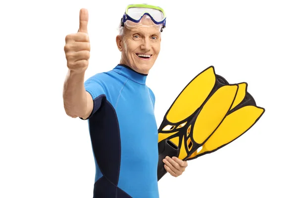 Senior z snorkeling sprzęt Dokonywanie kciuk w górę gest — Zdjęcie stockowe