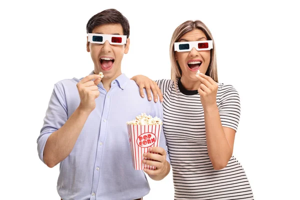 Man och kvinna 3d glasögon och äta popcorn — Stockfoto