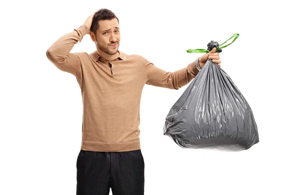 Hombre con bolsa de basura sosteniendo su cabeza en incredulidad — Foto de Stock