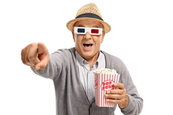 Hombre con palomitas de maíz y gafas 3D señalando y riendo — Foto de Stock