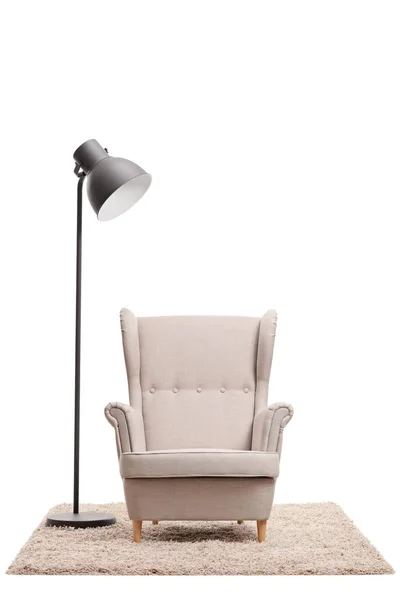 Klasyczny fotel i nowoczesna lampa na dywan — Zdjęcie stockowe