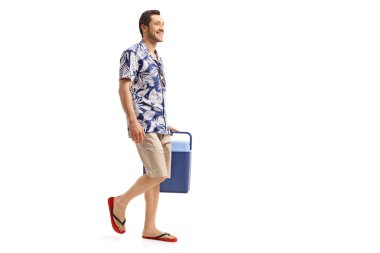 soğutma bir kutu tutarak ve yürüyen adam