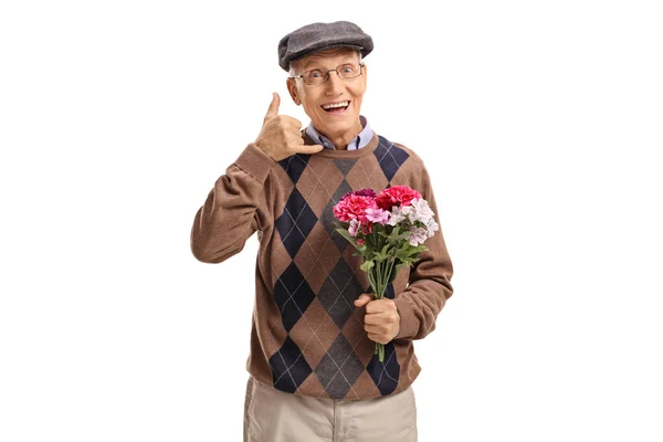 Senior con flores haciendo un gesto de llamarme — Foto de Stock