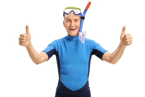 Senior met snorkeluitrusting duimen omhoog teken maken — Stockfoto