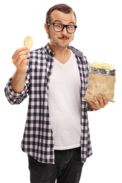 Homem com um saco de batatas fritas — Fotografia de Stock