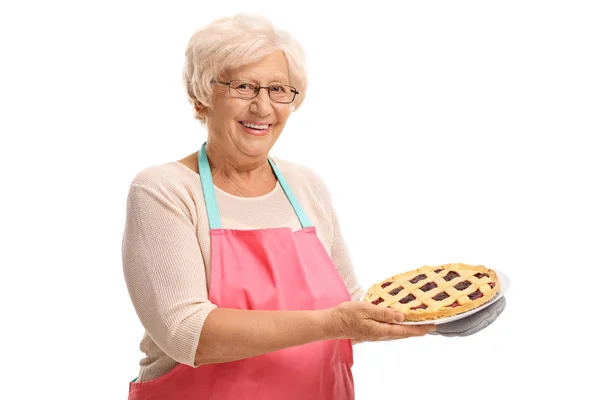 Woman holding a freshly baked pie — Stock Photo, Image