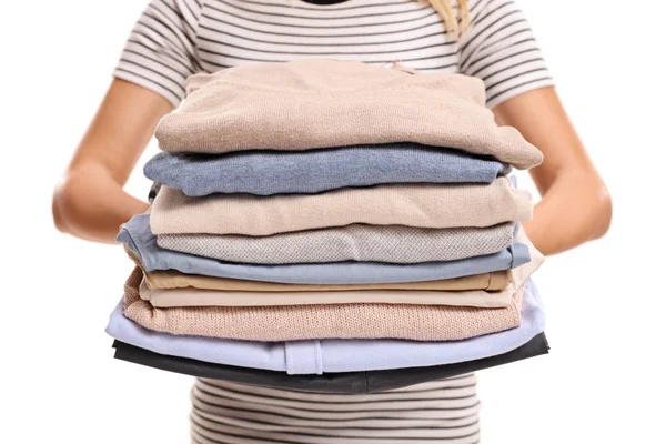 Mujer sosteniendo una pila de ropa planchada y empacada — Foto de Stock