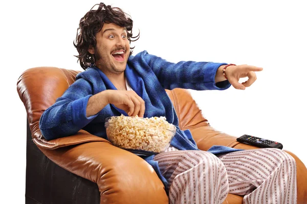 Retro kille tittar på TV och skrattar — Stockfoto