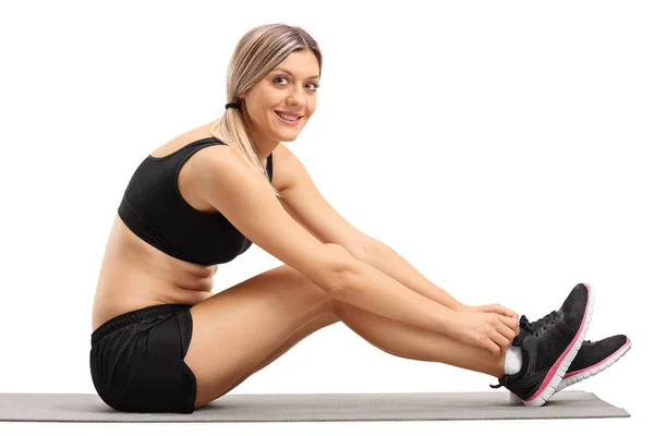 Mujer joven preparándose para hacer ejercicio — Foto de Stock