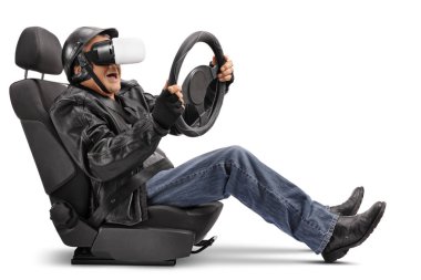 araba koltuğuna oturan ve Vr kulaklık kullanarak motorcu