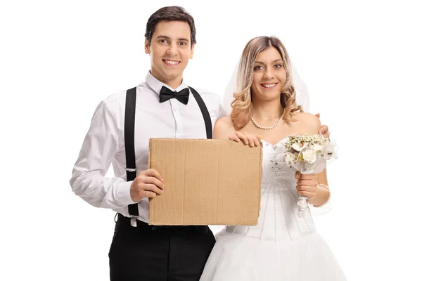 Newlywed couple with blank cardboard sign — Stock Photo, Image