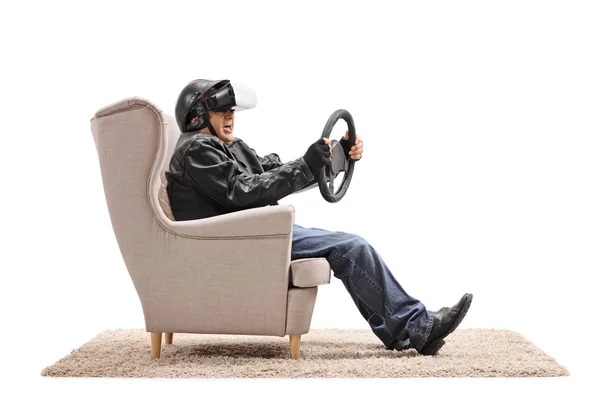 Motorista con auriculares VR y sosteniendo un volante — Foto de Stock