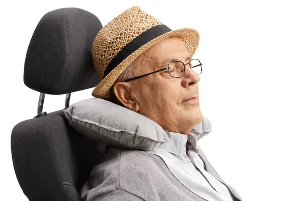 Hombre durmiendo en un asiento con una almohada en el cuello —  Fotos de Stock