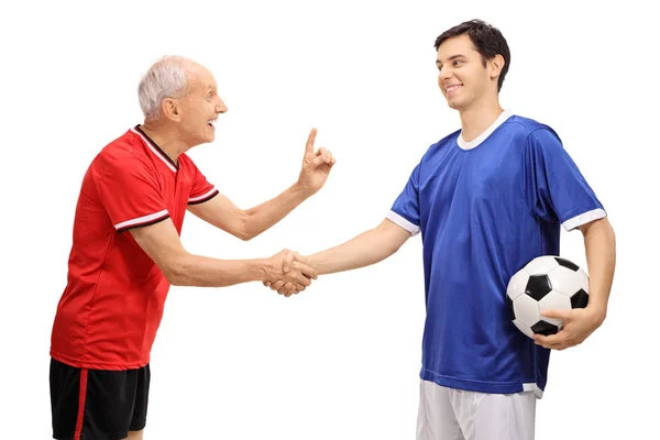 Alte und junge Fußballer beim Händeschütteln — Stockfoto