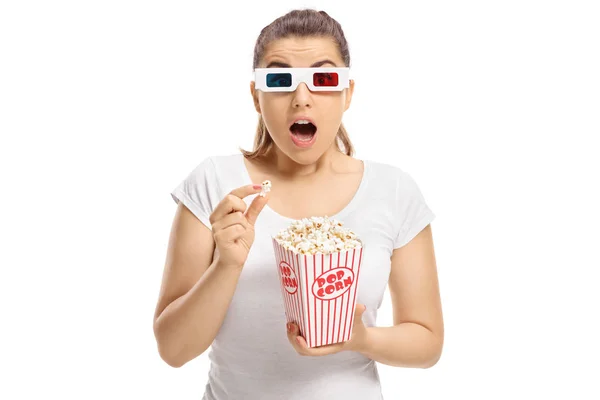 Chica asustada con gafas 3D y palomitas de maíz —  Fotos de Stock