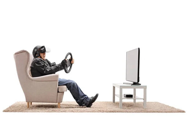 Motorista con auriculares VR delante de un televisor — Foto de Stock