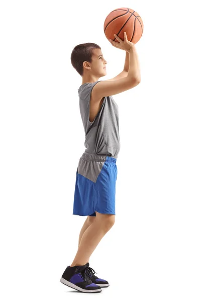 Un gamin lance un ballon de basket — Photo