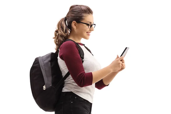 Tiener student op zoek naar een telefoon — Stockfoto