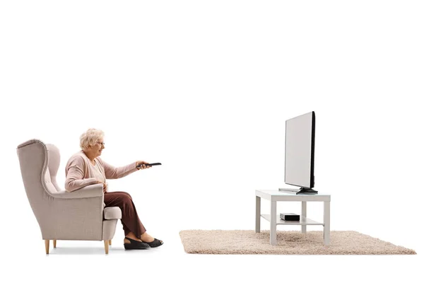 Koltuk televizyon yaşlı kadın — Stok fotoğraf