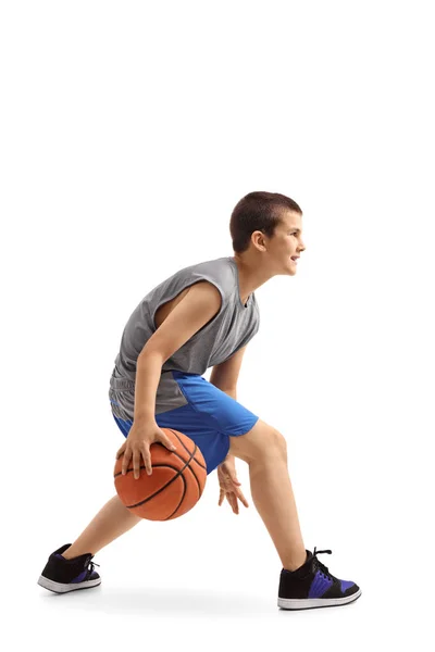 Perfil de um menino driblando uma bola de basquete — Fotografia de Stock