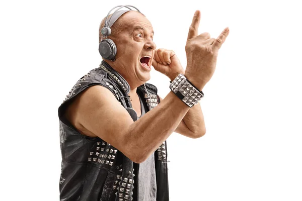 Punker słuchanie muzyki i Dokonywanie rock rąk gest — Zdjęcie stockowe
