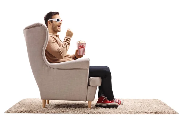 Hombre usando un par de gafas 3D y teniendo palomitas de maíz — Foto de Stock