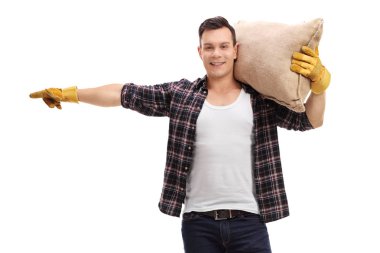 Bir çuvala tutarak ve işaret eden çiftçi