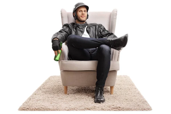Байкер з пляшкою пива, що сидить у кріслі — стокове фото