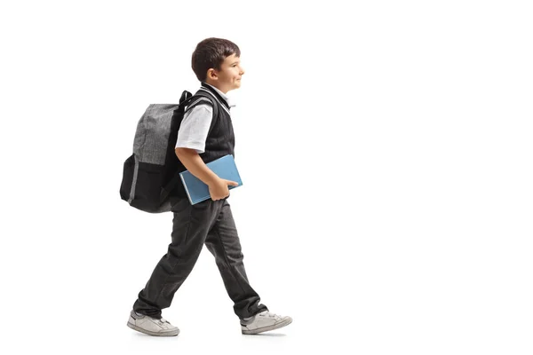 Schüler mit Rucksack zu Fuß — Stockfoto