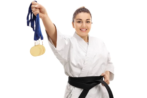 Karate chica mostrando medallas de oro y sonriendo — Foto de Stock