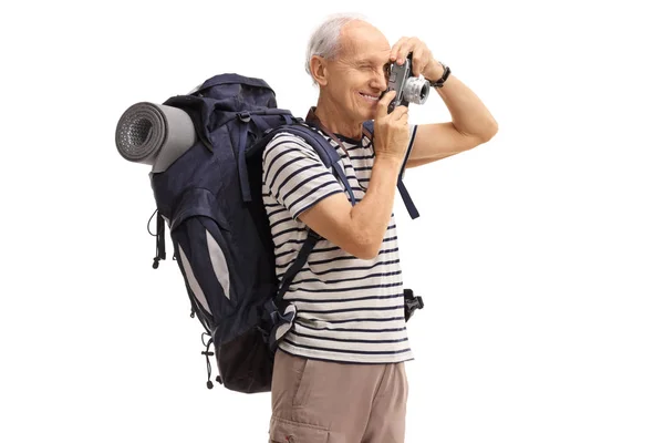 Elderly hiker taking a picture with a camera — Stock Photo, Image