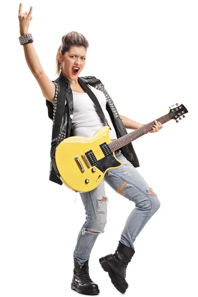 Chica con una guitarra eléctrica haciendo gesto de mano de rock — Foto de Stock