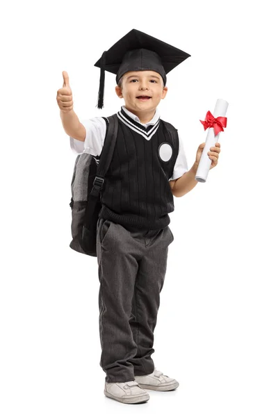 Skolpojke med examen hatt och diplom att göra tummen upp gest — Stockfoto