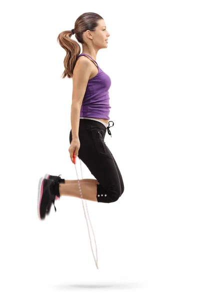 Giovane donna che si esercita con una corda di salto — Foto Stock