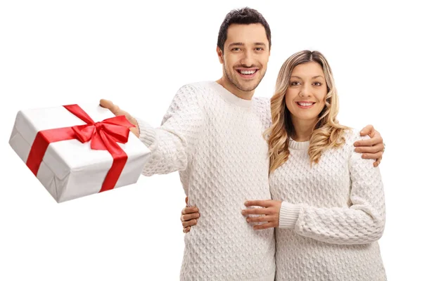 Genç çift hediye veriyor