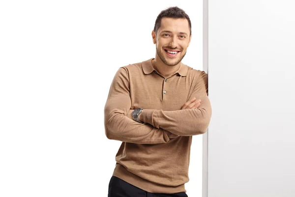 Hombre apoyado en una pared y sonriendo —  Fotos de Stock