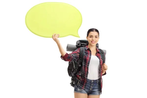 Escursionista femminile che tiene una bolla discorso — Foto Stock