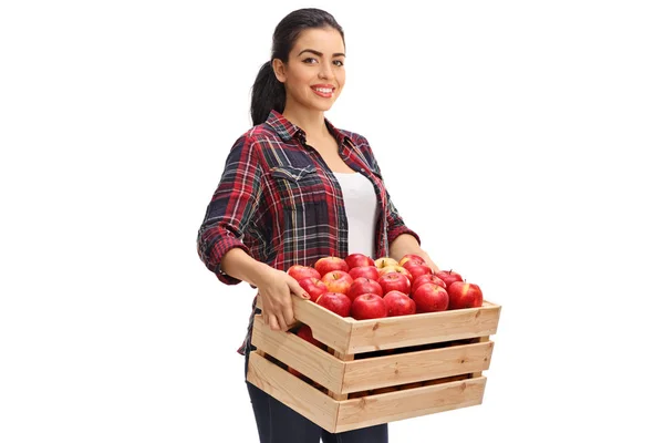 Bäuerin mit einer Holzkiste voller Äpfel — Stockfoto