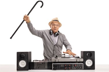 Heyecanlı adam bir turntable müzik