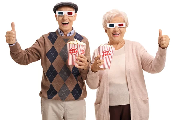 Пожилые люди в 3D очках и попкорн делает большой палец вверх — стоковое фото
