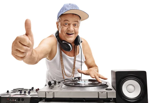 DJ spelar musik och gör tummen upp skylt — Stockfoto