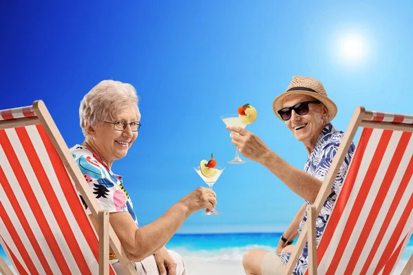 Elderly tourists with cocktails — Stock Photo, Image