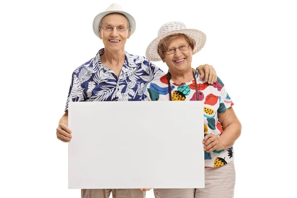 Touristes âgés tenant un panneau vierge — Photo