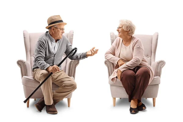 Homem idoso e mulher em poltronas conversando — Fotografia de Stock