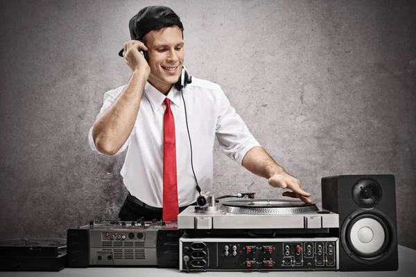 Man playing music on a turntable — Stock Photo, Image