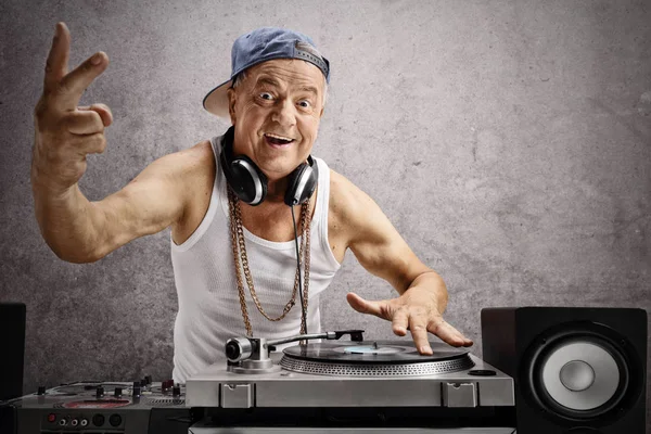 Elderly DJ making a peace sign — Stock Photo, Image