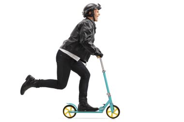 Bir scooter sürme motorcu