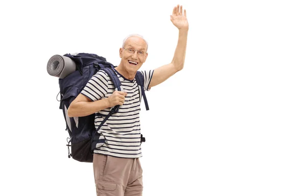 Älterer Wanderer winkt in die Kamera — Stockfoto
