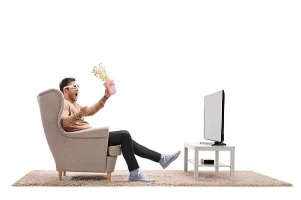 Man with 3D glasses and popcorn watching TV — Stock Photo, Image
