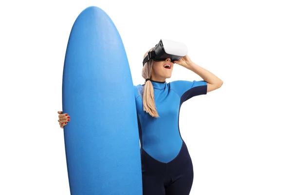 Mujer en traje de neopreno con auriculares VR —  Fotos de Stock
